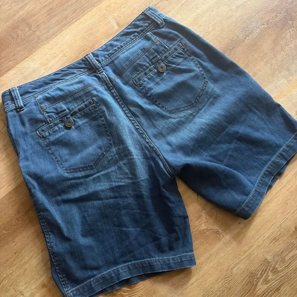 Eddie Bauer Curvy Women's Mid Rise Medium Wash Denim Shorts
